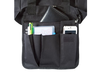 多機能トートA4のポケットに携帯電話、メモ帳、ペンが入っているイメージ