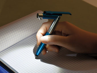 New4in1 ボールペンで角度をつけてペン先を照らしながら書いている画像
