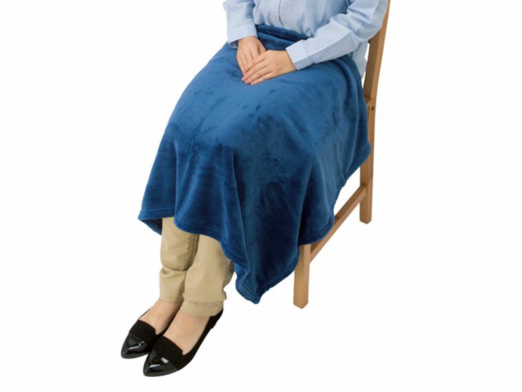 ソフトタッチブランケット(M)を膝に掛けたイメージ画像