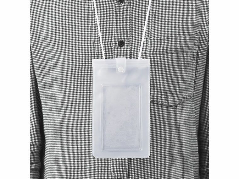 New防滴ケースを首に掛けたイメージ画像