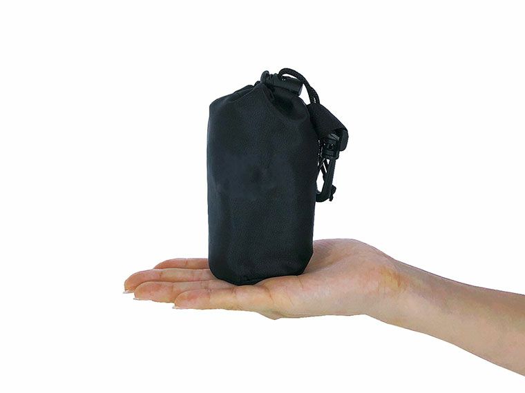 涼感マフラータオル(巾着付)を手に乗せた巾着