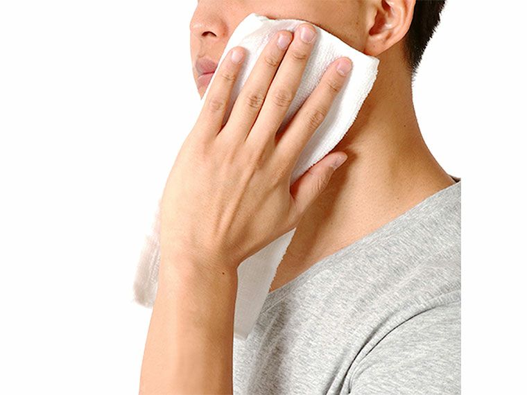 氷タオルで顔を冷やす