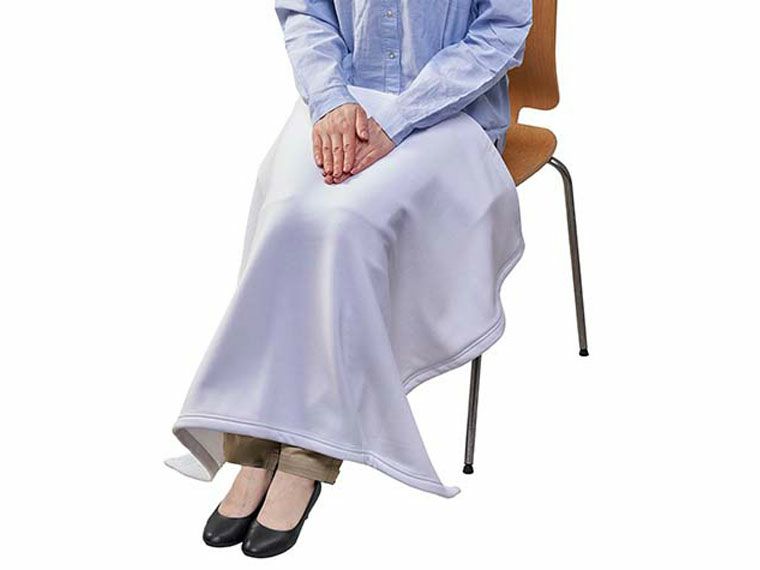 厚手スムースフリースレギュラーブランケットを膝に掛けたイメージ画像