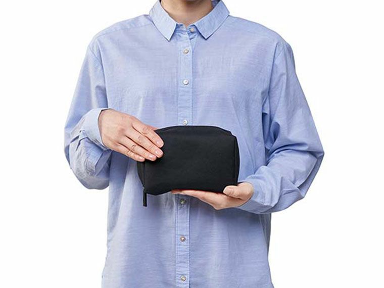 ベーシックスクエアポーチの手持ち画像