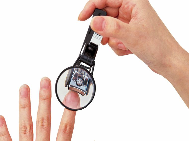 ルーペ付爪切りの使用イメージ画像