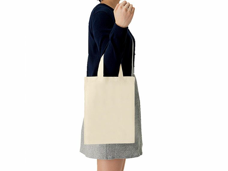 手提げにした手提げにしたオーガニックコットンA4フラットバッグ ナチュラル