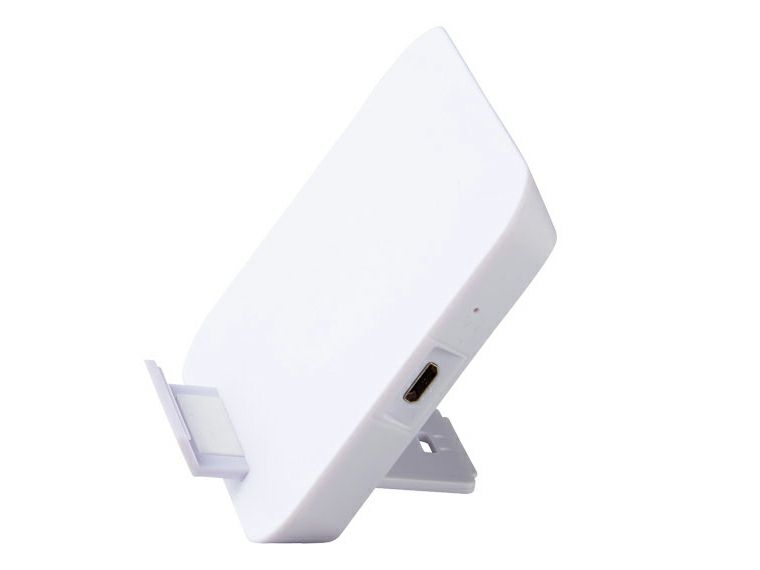 スタンド付ワイヤレスチャージャーを立てた画像