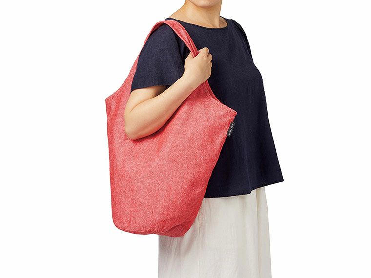 クルリト　マルシェバッグ（再生ファブリック）を肩にかけた様子