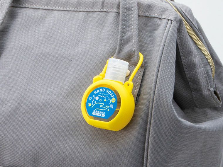 シリコンケース付きハンドソープ35mlをバッグに取付け