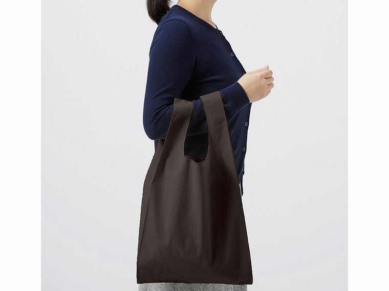 オーガニックコットンマルシェバッグ　ブラックの手持ち