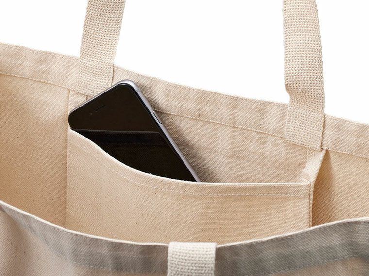 スマートフォンなどを入れられる便利な内ポケット付き