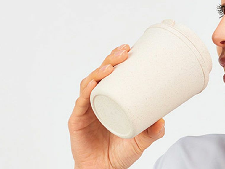 バンブー2重カップ350mlを手に持った画像