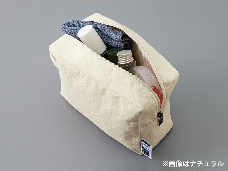 ファスナーは大きく開閉するので出し入れもしやすい