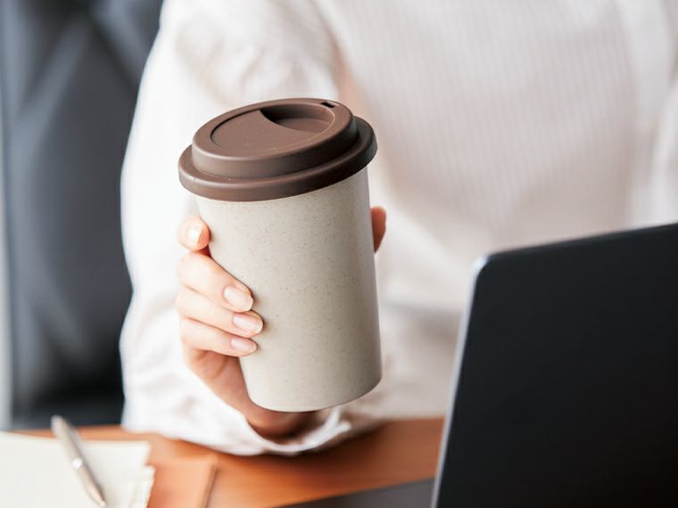 リル バンブーファイバータンブラーを手に持った画像