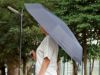 大判耐風UV折りたたみ傘（セミオートタイプ）の使用イメージ画像