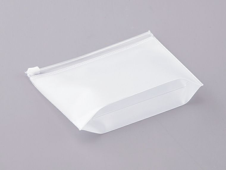 フロストクリアガゼットファスナーポーチ（S）の底面