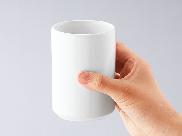 白湯呑を持ったサイズ