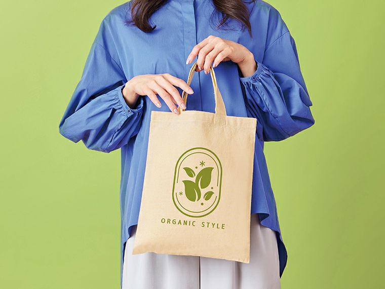 5オンス・厚手A4コットンフラットトートの手持ち画像