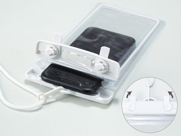 ネックストラップ付きスマホ防滴ポーチのフタをロック解除して開閉