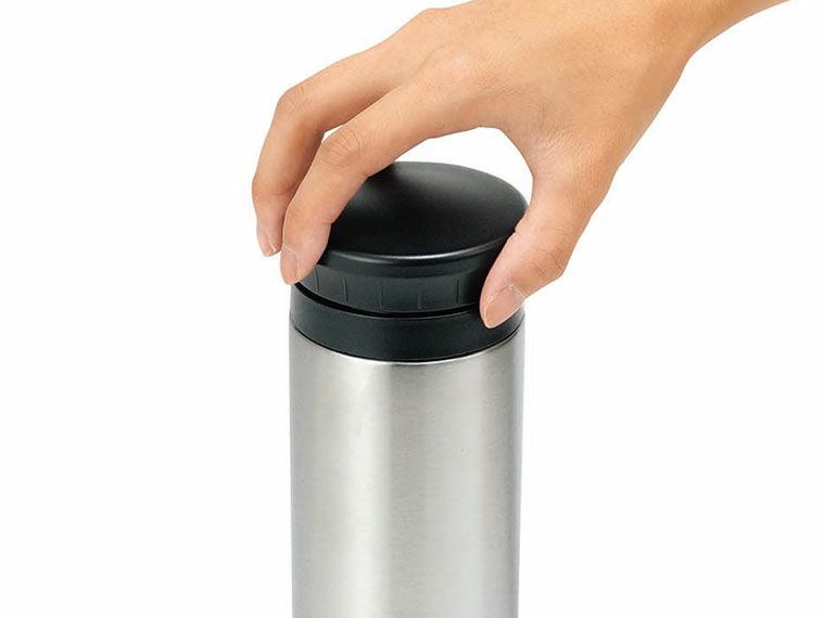 UC-04 UNCOLORS（アンカラーズ） 真空二重マグボトル 500mlのフタにリブ仕様で掴みやすい