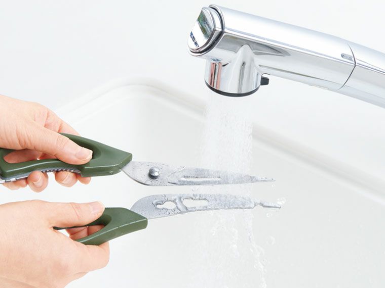 12in1 多機能マルチハサミを水洗い