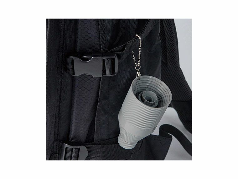 チェーンでバッグに装着