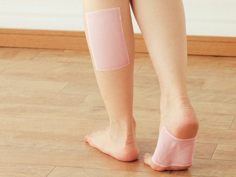 ふくらはぎと足裏にシートを貼り付け