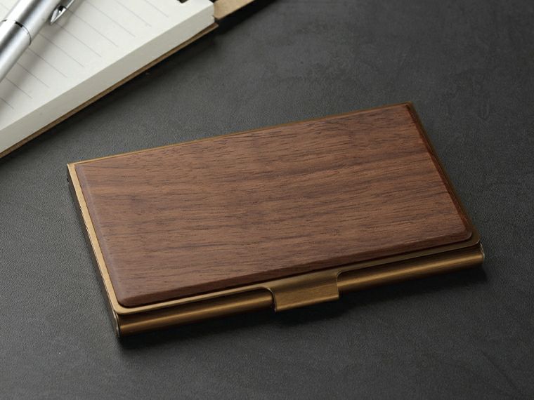 ウッドプレート名刺入使用イメージ