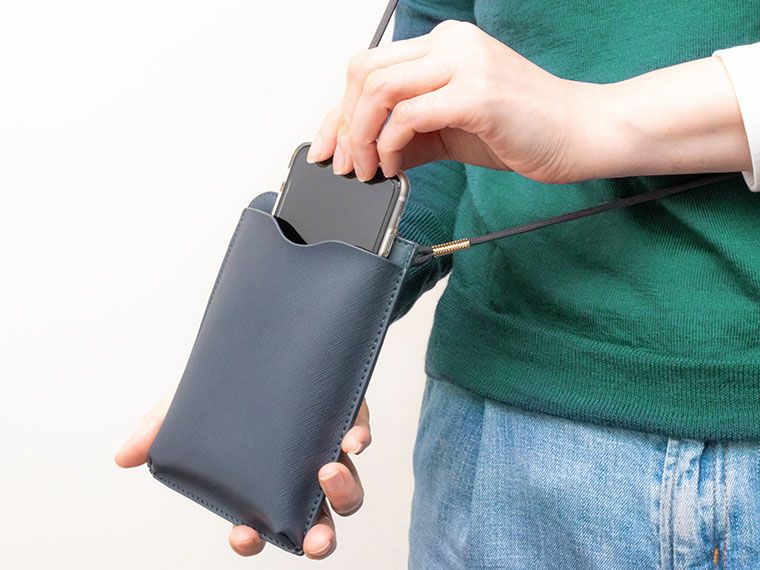 ポーチにスマホフォーンを収納