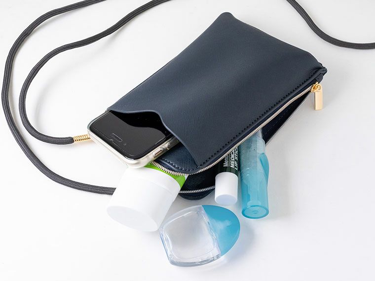 ファスナー部分に小物が入ります