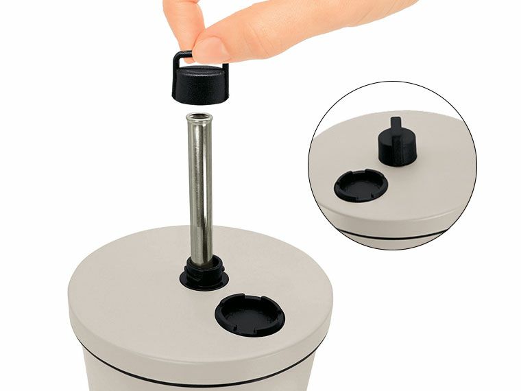 キャップを外すとストローが飛び出します