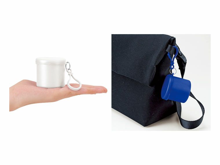 手のひらサイズのカラビナ付き