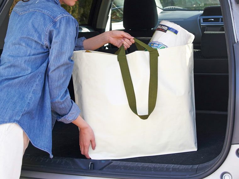 車の後ろに買い物を乗せる