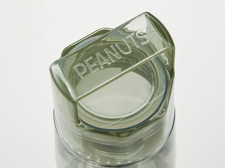 八角形のロゴ入りキャップ