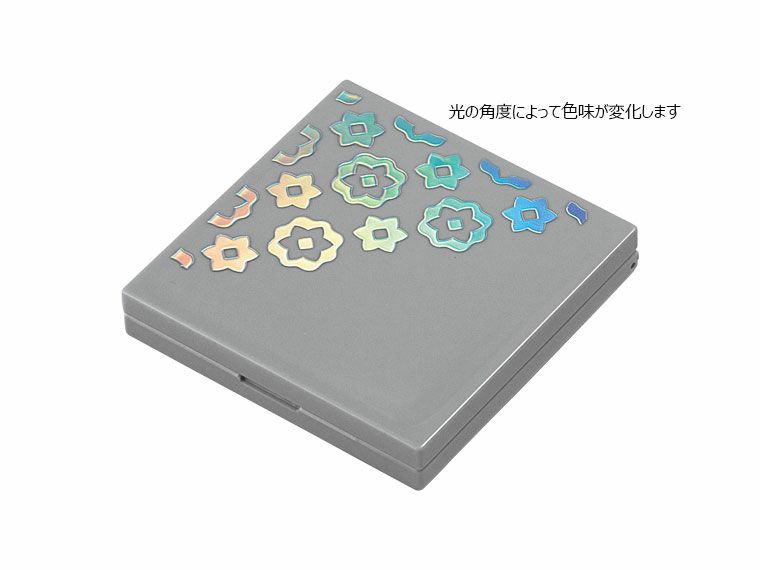 光の角度によって色味が変化します