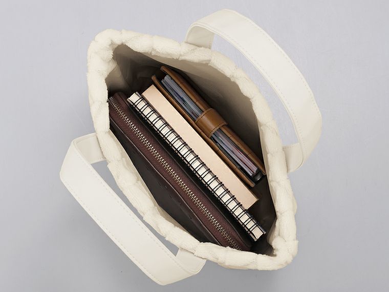 レグネージュ・ジャガードボアトートバッグ使用イメージ