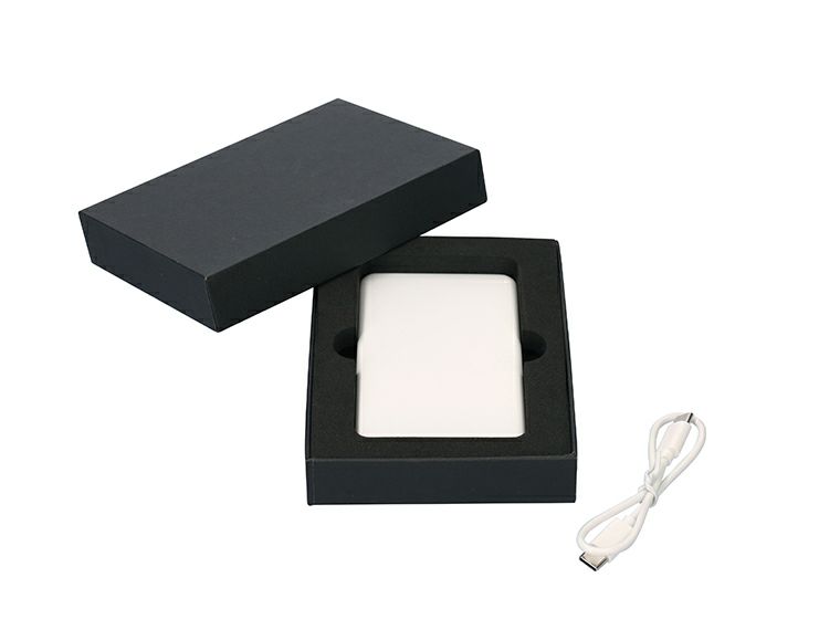 マグネット付ワイヤレスバッテリー5000の化粧箱入り