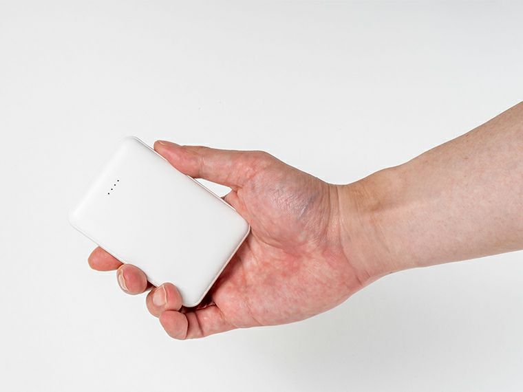  ポケットバッテリー5000を手に持った画像