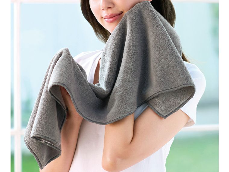 プレミアムフェイスタオル（ダークグレー）使用イメージ