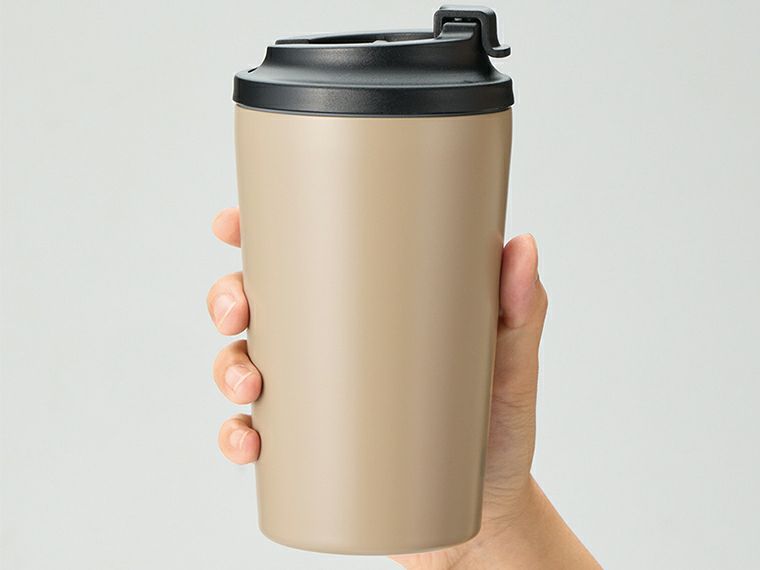 リッド付ステンレスサーモタンブラー450mlを手に持った画像