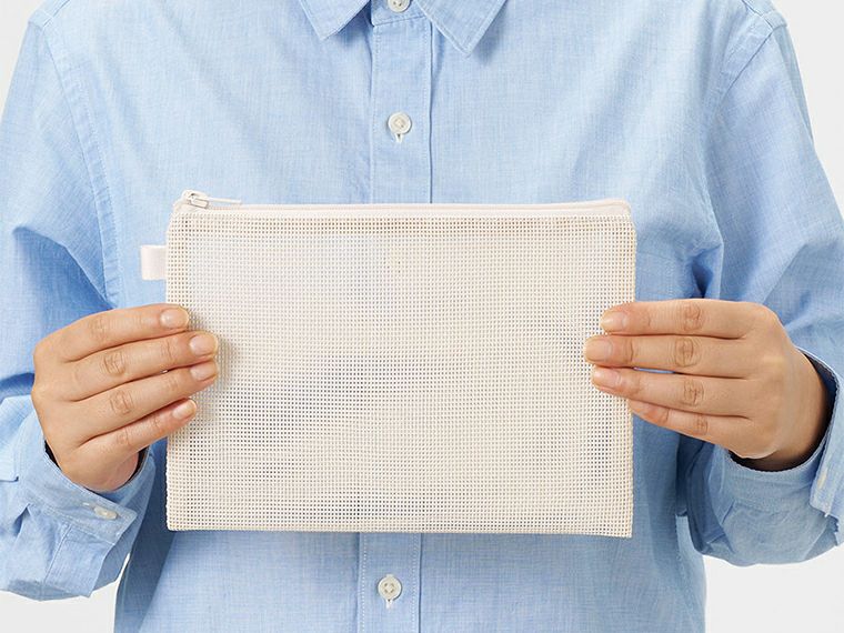 ハードメッシュフラットポーチ（M）のサイズ感