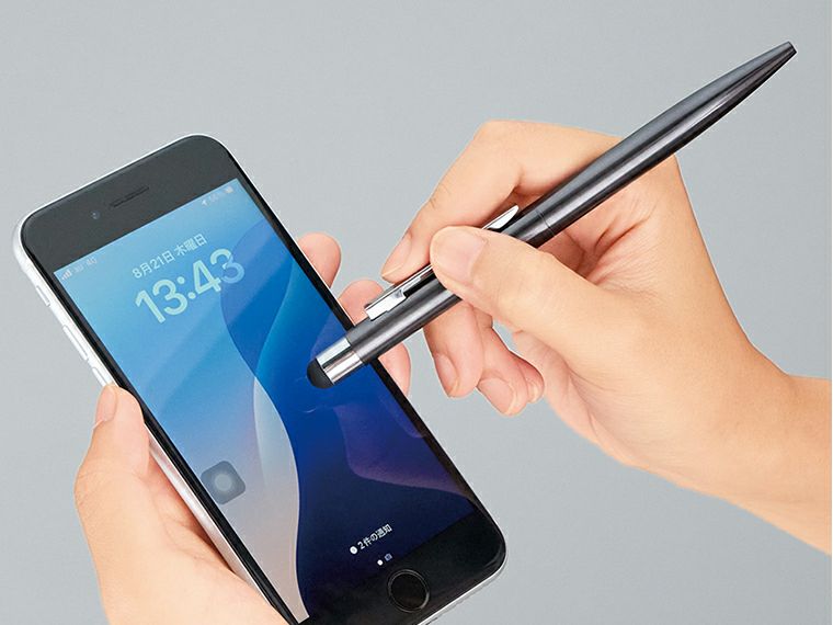 タッチペン付クールメタルボールペン（再生ステンレス）の使用イメージ