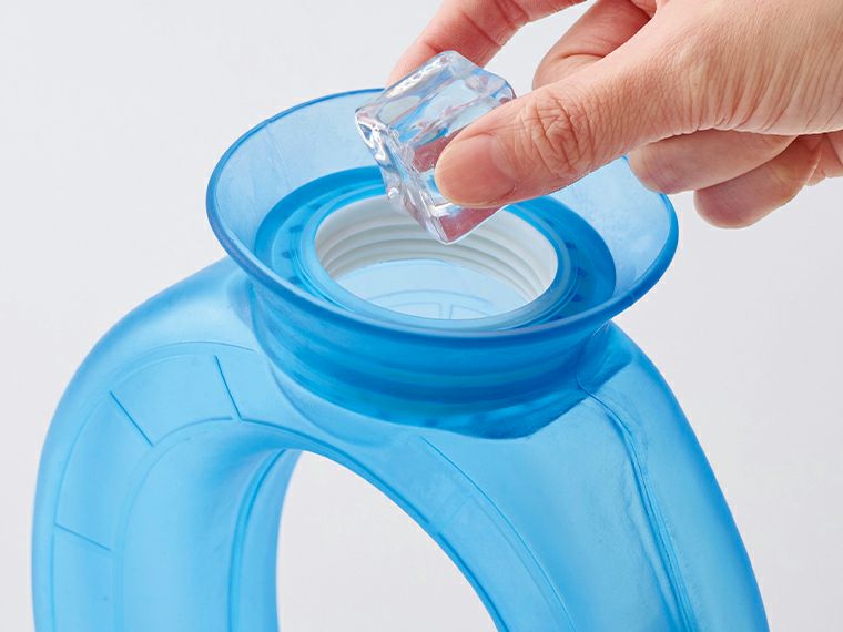 アイシングネックリングの口元から氷を入れる画像