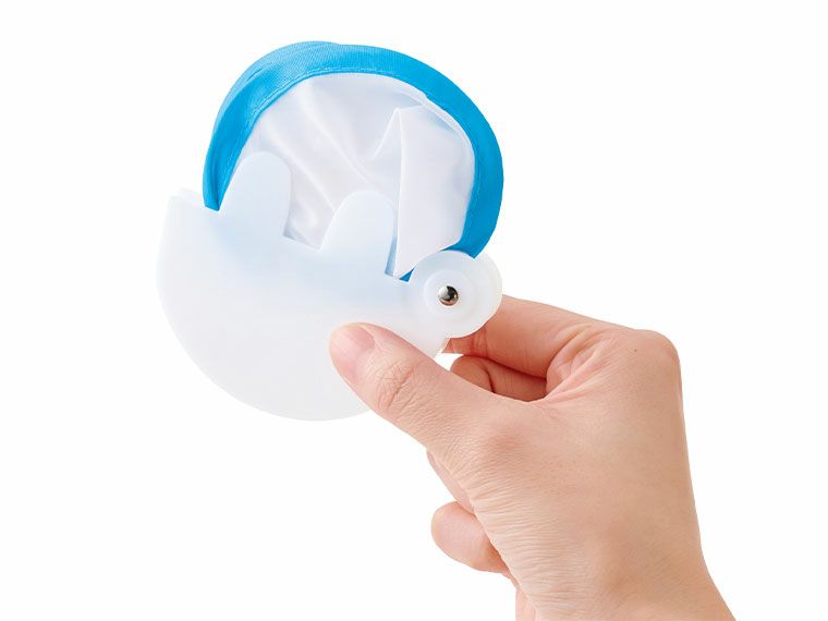 小さくたためる！ポケットうちわ１枚　＃ＣＯ２排出権付を手に持った画像