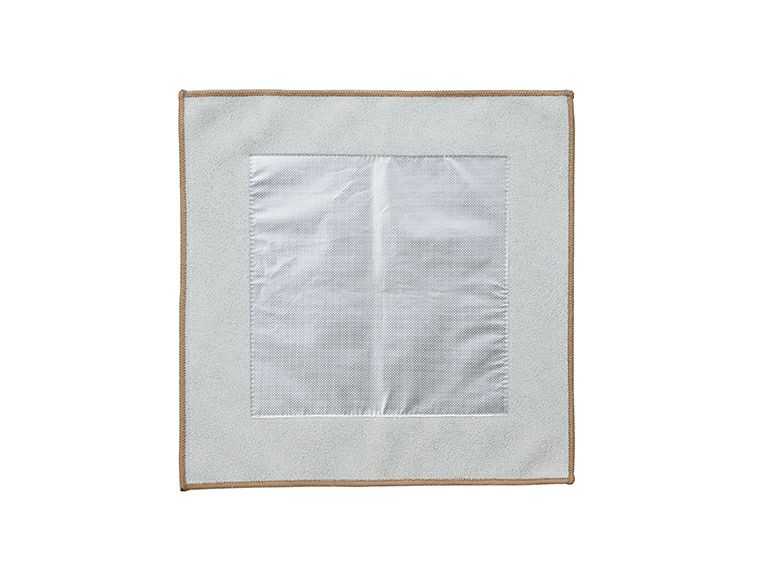 ピタッと巻ける保冷クロスの裏面にはアルミ蒸着フィルム加工が施されています