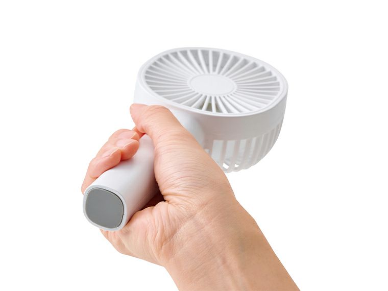ストラップ付き充電式ハンディファンを手に持った画像
