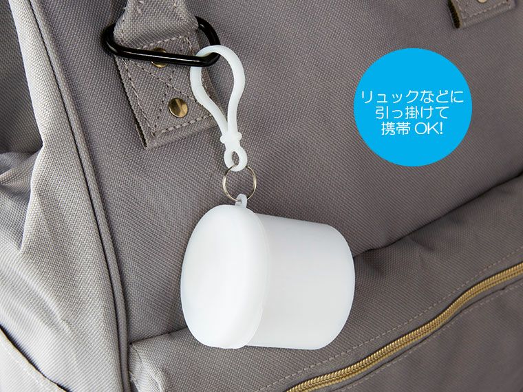 ケースインレインポンチョをバッグにぶら下げた画像