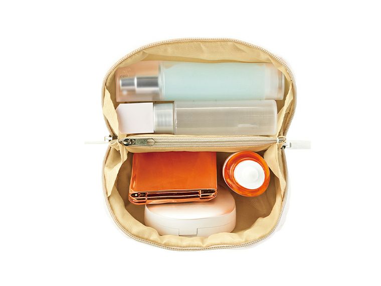 エルジール　大きく開いてたっぷり入るポーチには仕切りがあります