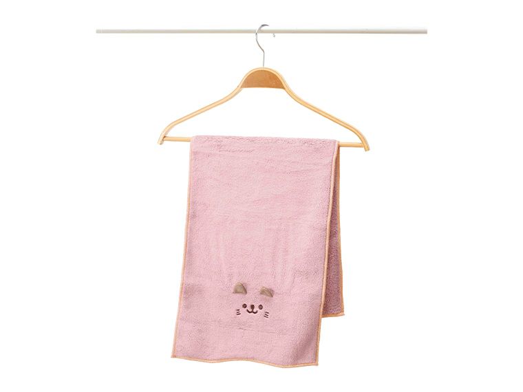 アニマルム　ふわふわフェイスタオルをハンガーに掛けた画像