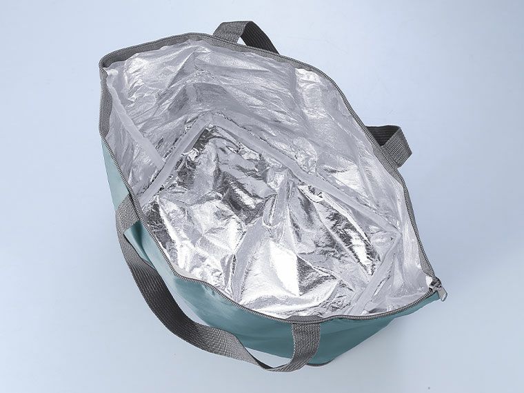 ポータブル保冷温バッグの中はアルミ蒸着フィルム加工が施されています